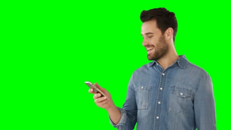 hombre sonriente usando teléfono móvil