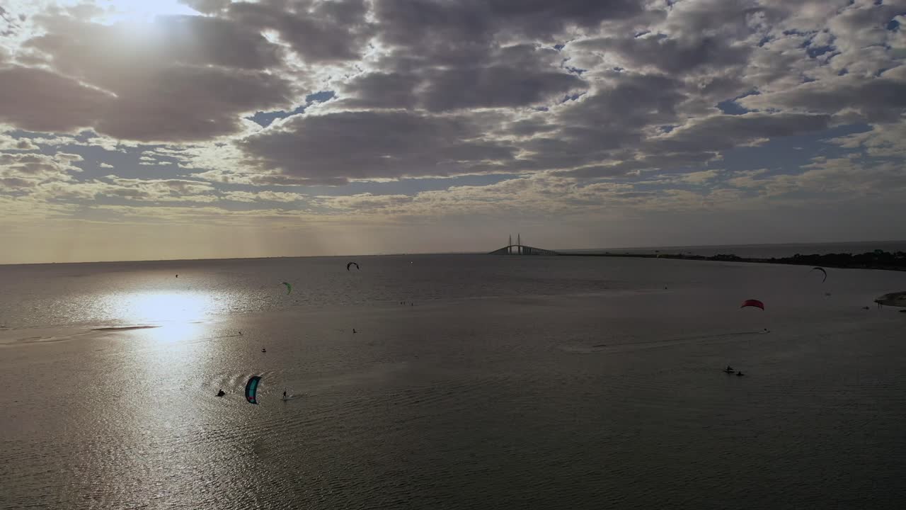 Kitesurfistas e windsurfistas perto da Ponte Sunshine em Tampa Bay, Flórida