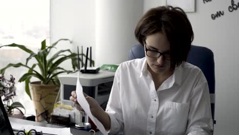 mujer trabajando en un escritorio en una oficina