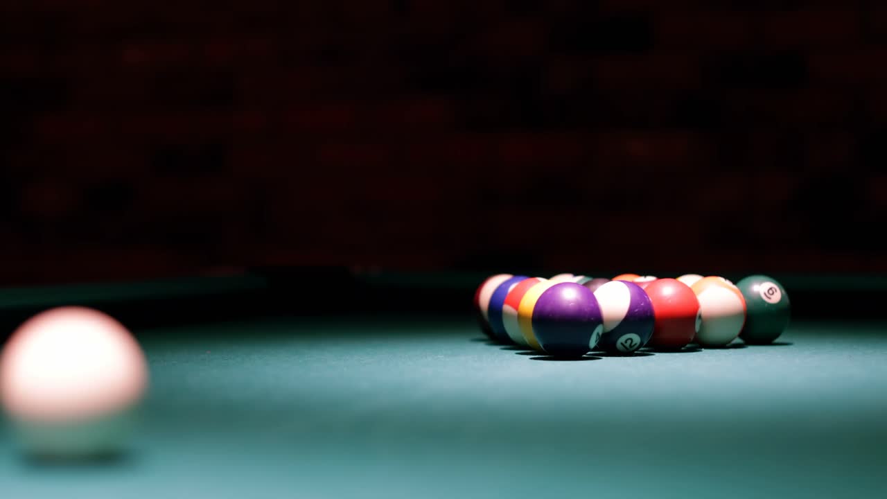 Giocatore che tira la palla da snooker sul tavolo da snooker 4k