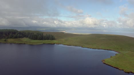 Montaña-Binevenagh-Cerca-De-La-Playa-Cuesta-Abajo-En-La-Ruta-Costera-De-La-Calzada-En-Irlanda-Del-Norte