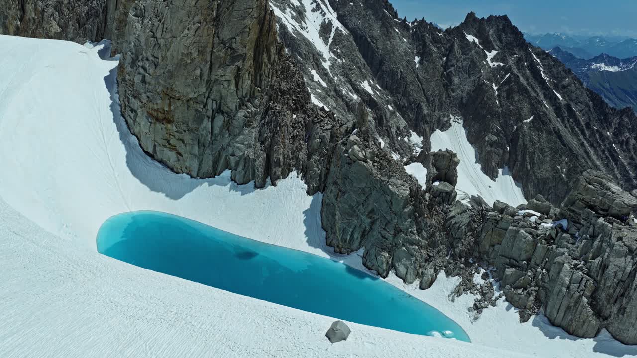 Laghi alpini pittoreschi, valle glaciale remota, veduta aerea cinematografica.