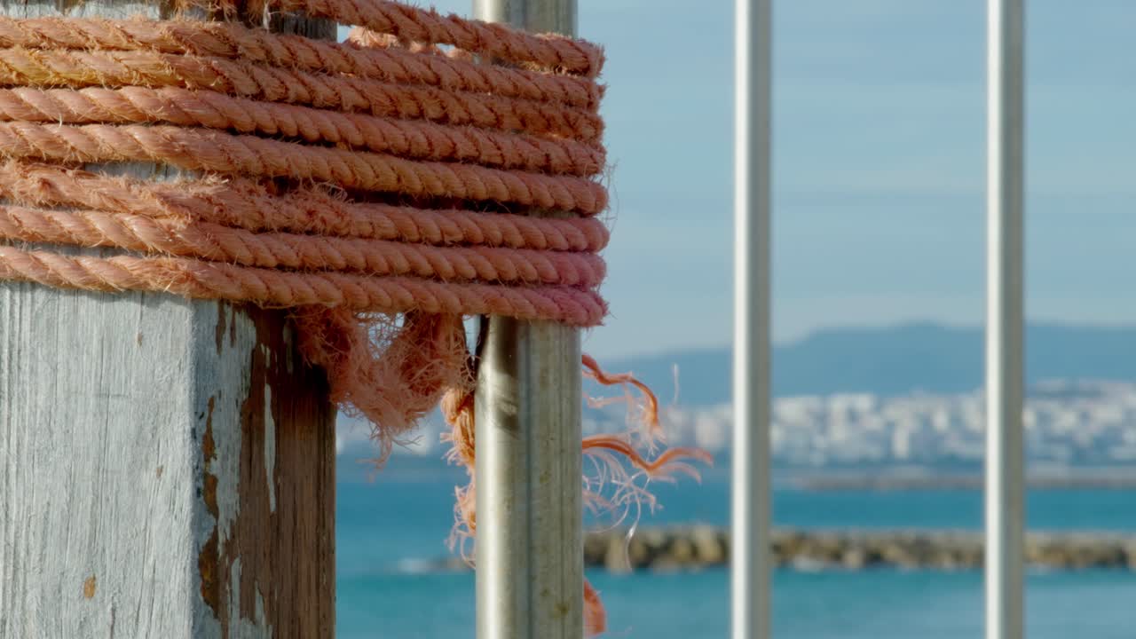cuerda naranja y riel inoxidable.