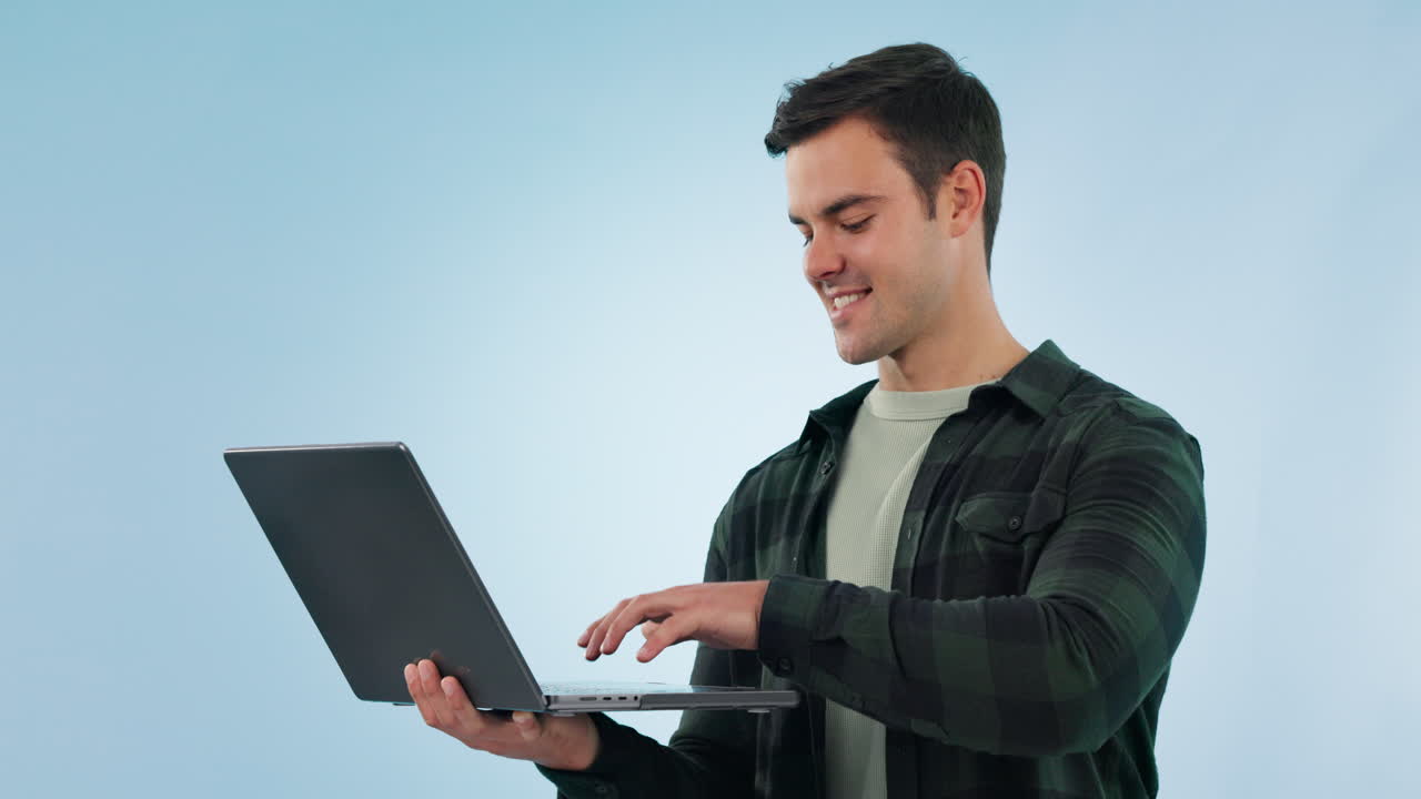 portátil, feliz y hombre en un estudio de mecanografía