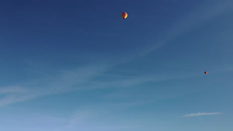 lanzamiento de globo aerostático en el desierto