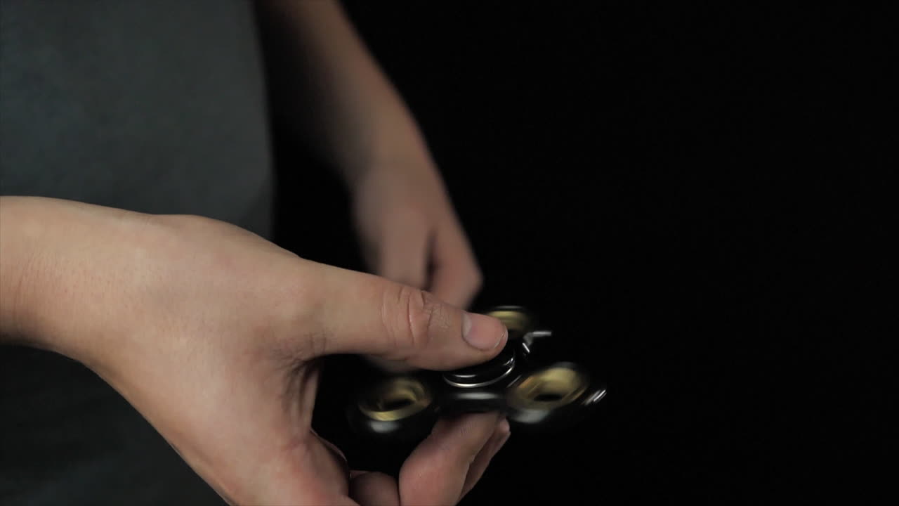 hilandero giratorio masculino con fondo negro