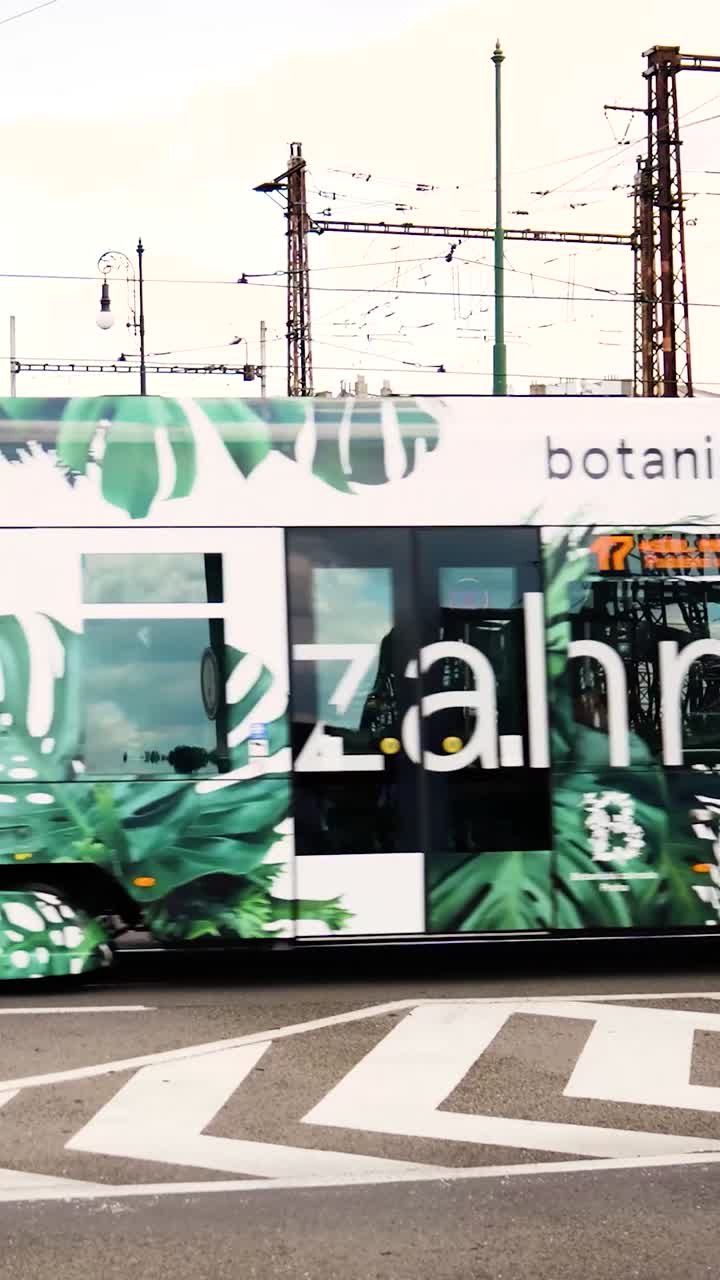 트램 과 교통 이 있는 도시 거리 장면