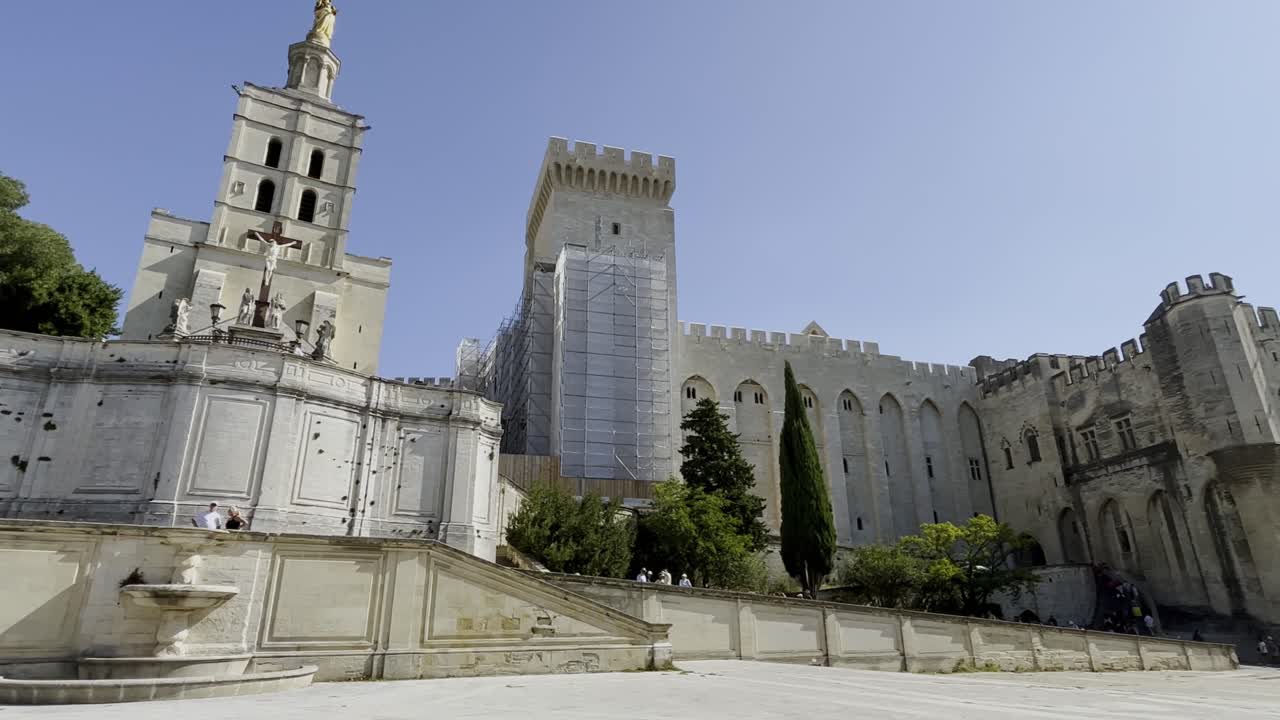 palacio del papa en francia en avignon con buen tiempo