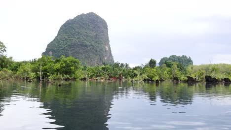 paisaje fluvial sereno con montañas rocosas y vegetación exuberante