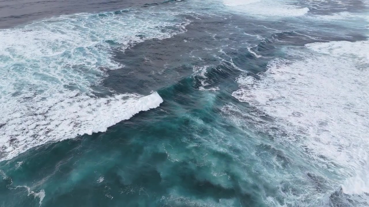 Senkrechte Drohnenansicht von massiven Atlantikwellen und weißem Gischt nahe Ribeira Grande, Azoren. Abstrakte natürliche Muster der Meeresoberfläche an der Küste von São Miguel, Portugal