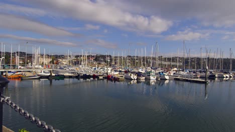 buques de pesca en el muelle por la mañana