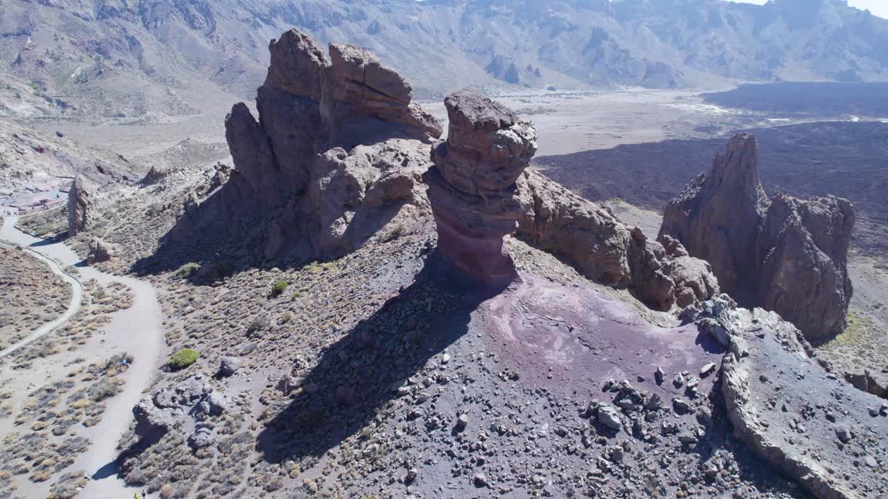 Un drone vola in avanti verso le formazioni rocciose di Roques de García nel Parco nazionale del Teide, Tenerife, Spagna, mostrando un ampio paesaggio vulcanico utilizzato per riprese di viaggio e di definizione della destinazione