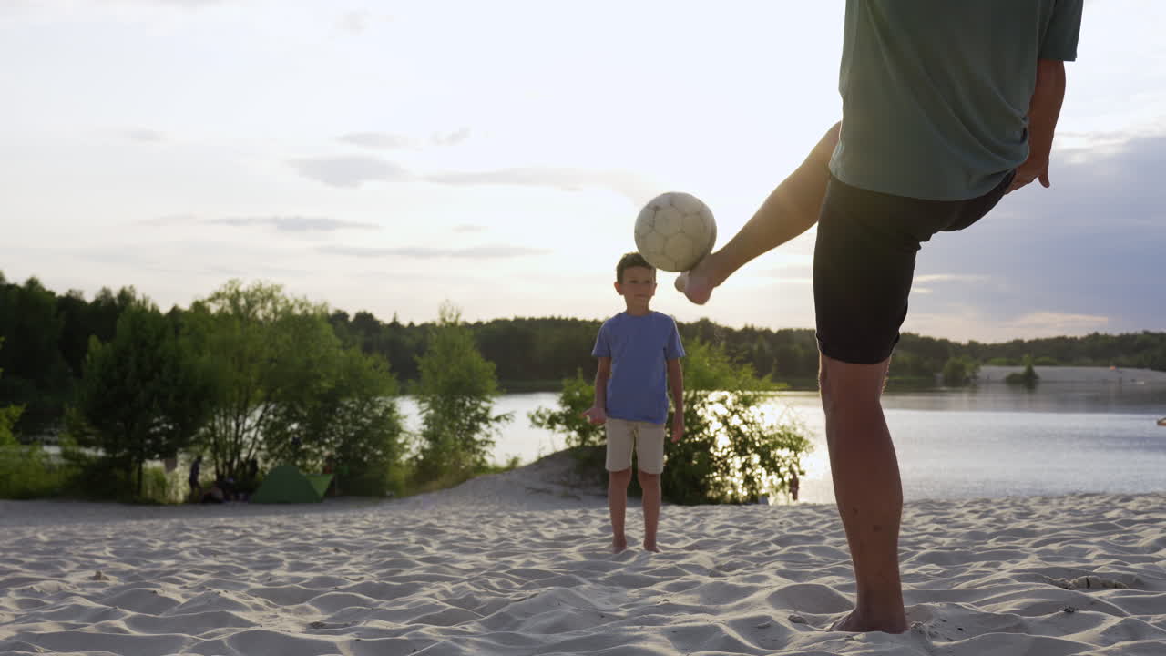 padre e hijos jugando en la playa