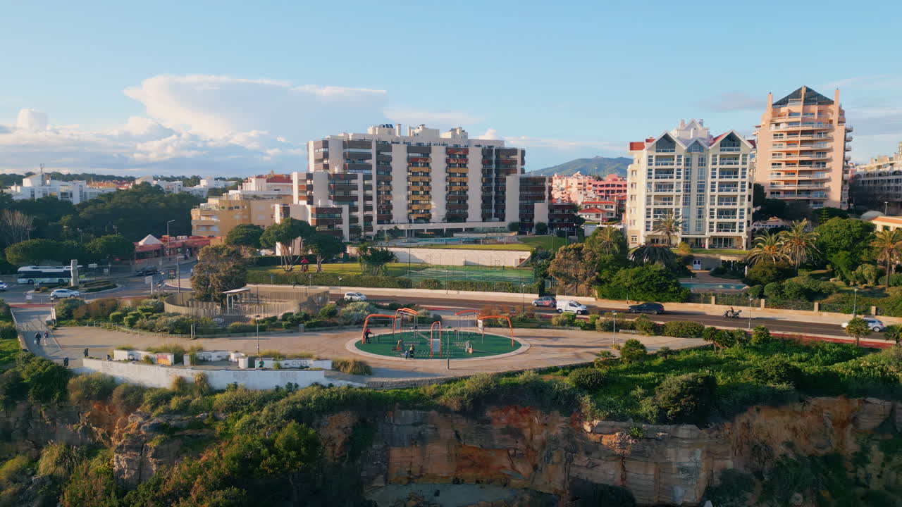해안 도로를 운전하는 자동차 공중 전망. 건물 단지 높은 돌 절벽을 배치