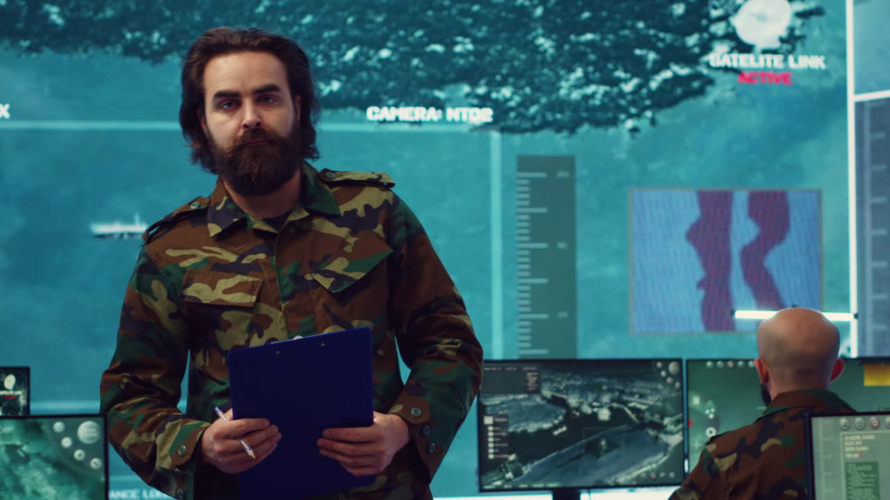 армейский генерал управляет и интерпретирует спутниковые снимки, чтобы получить представление.