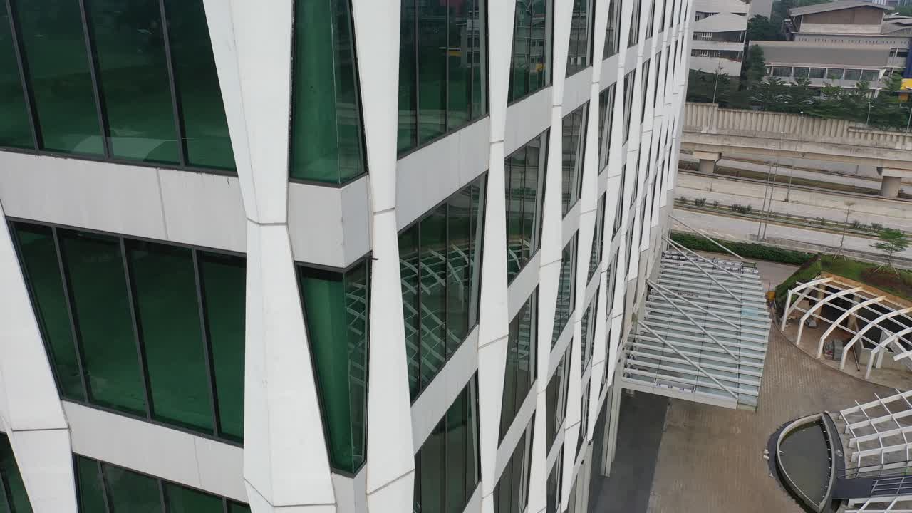 현대적인 마천루 정면