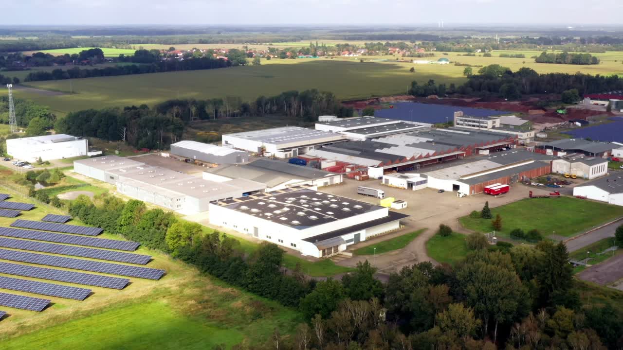 vista aérea de un parque empresarial con salas de producción planas y almacenes en un entorno agrícola