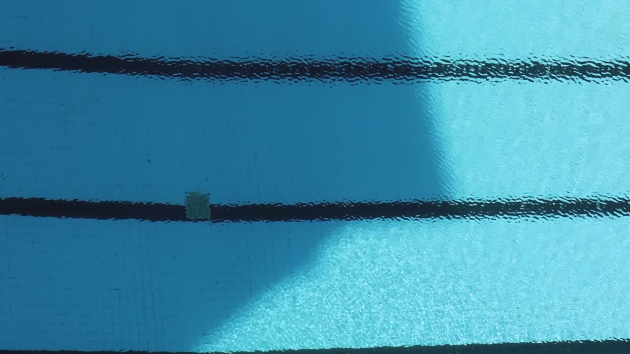 Uma sombra se move sobre linhas horizontais azuis, criando um padrão visual dinâmico.