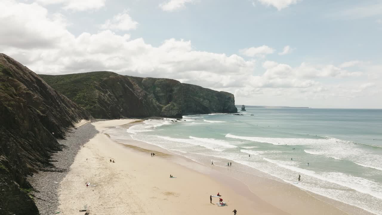 vista aérea sobrevolando a los turistas paseando por una hermosa playa tropical en un día soleado