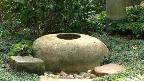 Cuenca-De-Agua-De-Lluvia-Tsukubai-En-Un-Jardín-Japonés-Tradicional