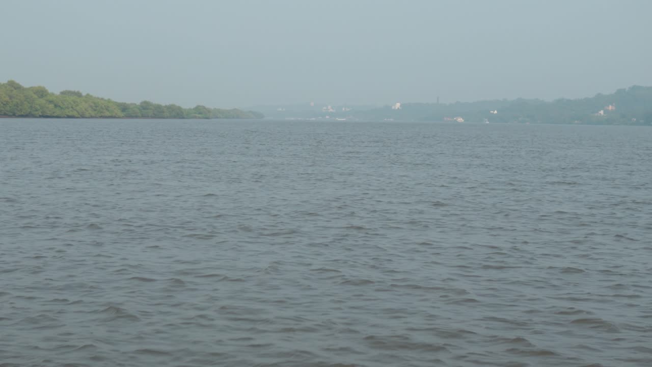 인도 의 배 의 관점 에서 볼 때 푸른 강 물 의 조용 한 장면