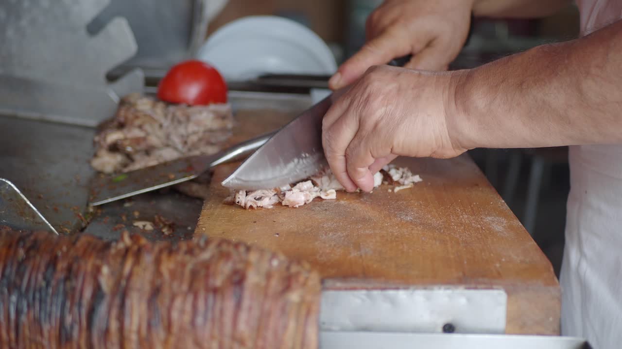 un chef preparando un kebab tradicional turco