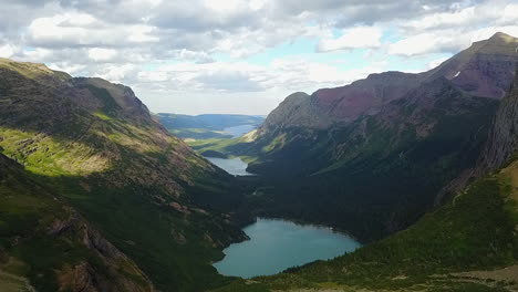 vista aérea de la hermosa cadena de lagos en el parque nacional de banff, canadá