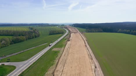 Straßenarbeiten-Im-Gange:-Erkundung-Der-Autobahnbaustelle-Aus-Der-Luft