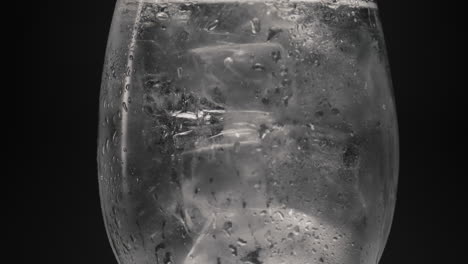cubos de hielo, agua fría, vaso de primer plano, concepto de tónico refrescante