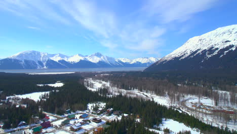 Majestuosa-Vista-De-Las-Montañas-A-Lo-Largo-De-La-Autopista-Seward-Mirando-Desde-Girdwood-Alaska