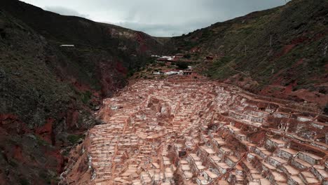 disfrutar de una vista aérea única mientras exploramos las impresionantes llanuras de sal de maras