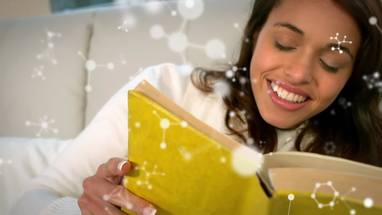 animación de moléculas sobre la lectura de la mujer biracial.