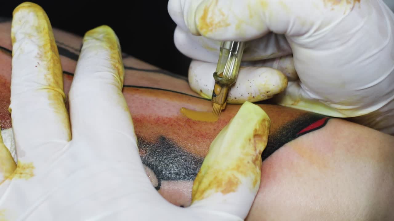 agujas de máquina de tatuaje penetrando la piel, tatuaje de cachalote