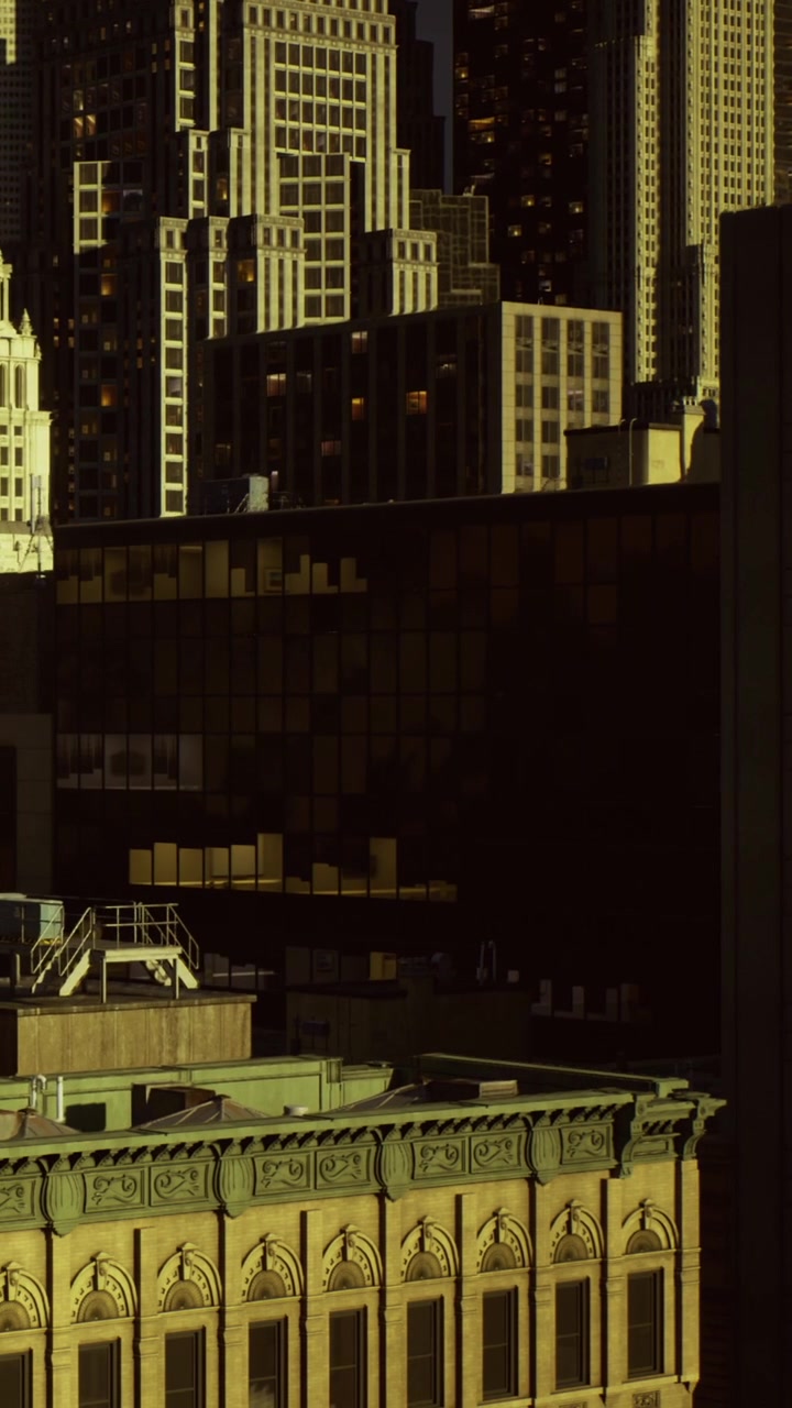 Skyline urbano durante l'ora d'oro con edifici e riflessi nelle finestre