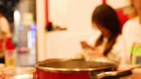 personas cocinando mientras usan teléfonos en la cocina