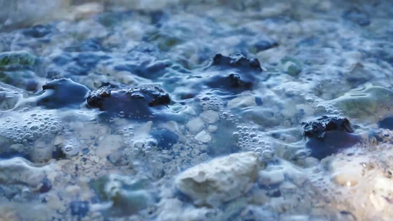 파도 아래의 데기의 클로즈업 느린 모션