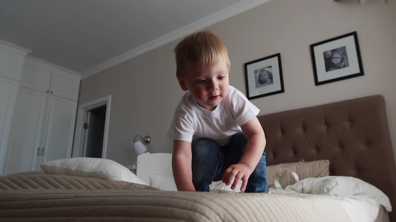 크르보이 에 앉아 있는 소년 은 비누 거품 뒤 를 보고 있다