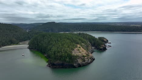 Luftaufnahme-Des-Reservierungskopfes-Und-Der-Landmasse-Des-Leuchtturms-Im-Deception-Pass-State-Park