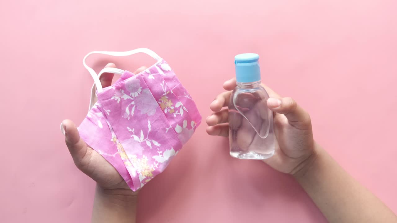 desinfectante para las manos y máscara facial