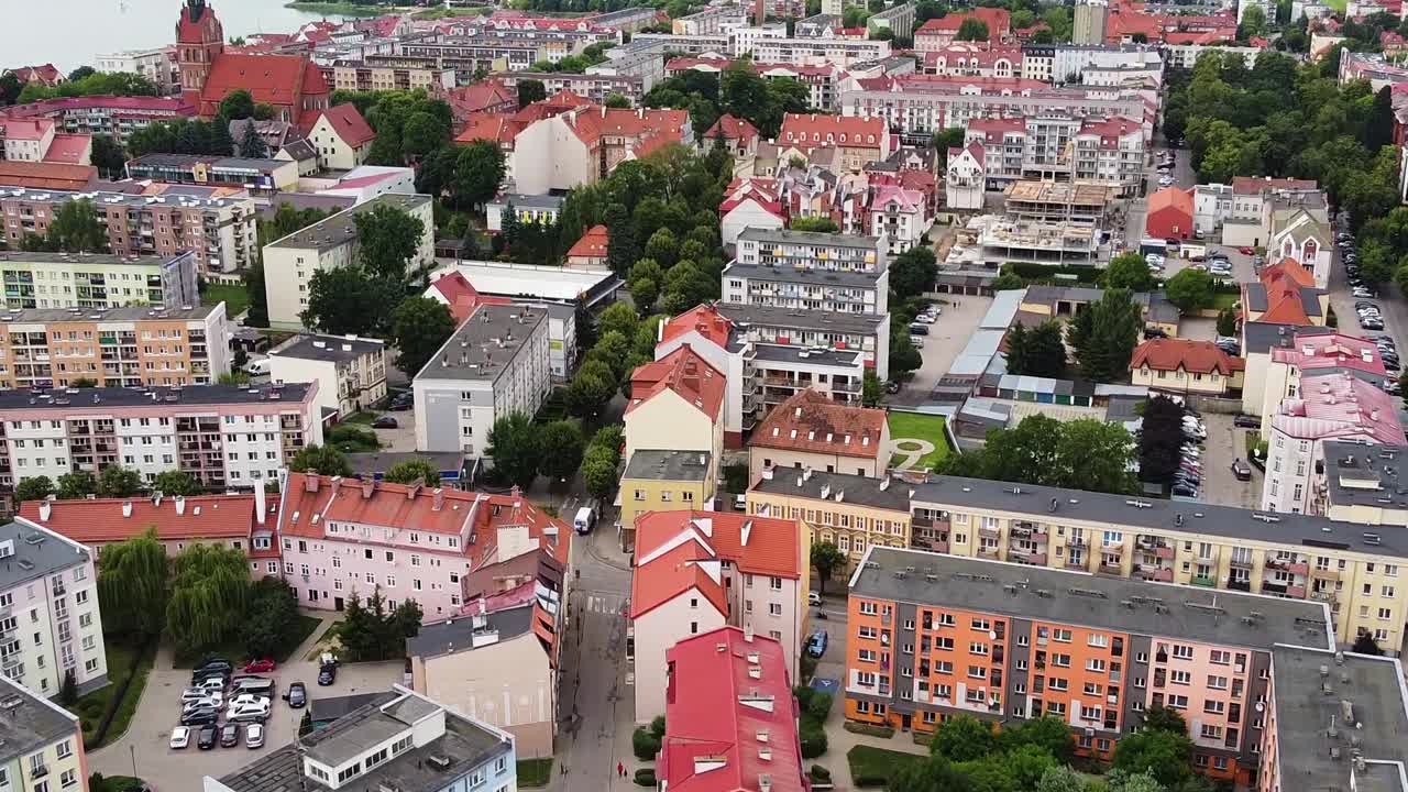 다채로운 아파트 건물과 폴란드의 엘크 시의 시내, 공중 사진