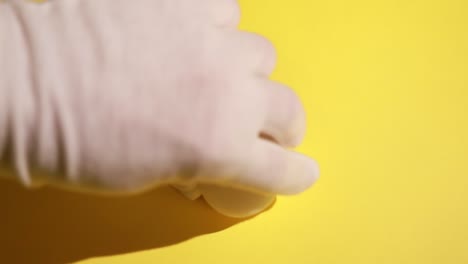 en un fondo amarillo, cuatro huevos de pollo blancos