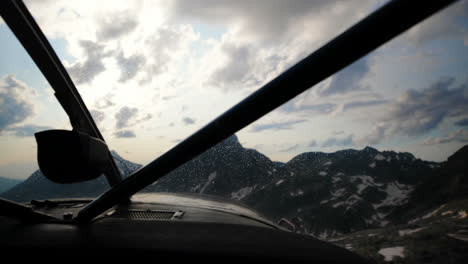aeronaves que vuelan sobre montañas cubiertas de nieve 4k