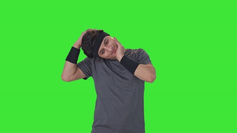 hombre indio feliz haciendo ejercicio de cuello pantalla verde