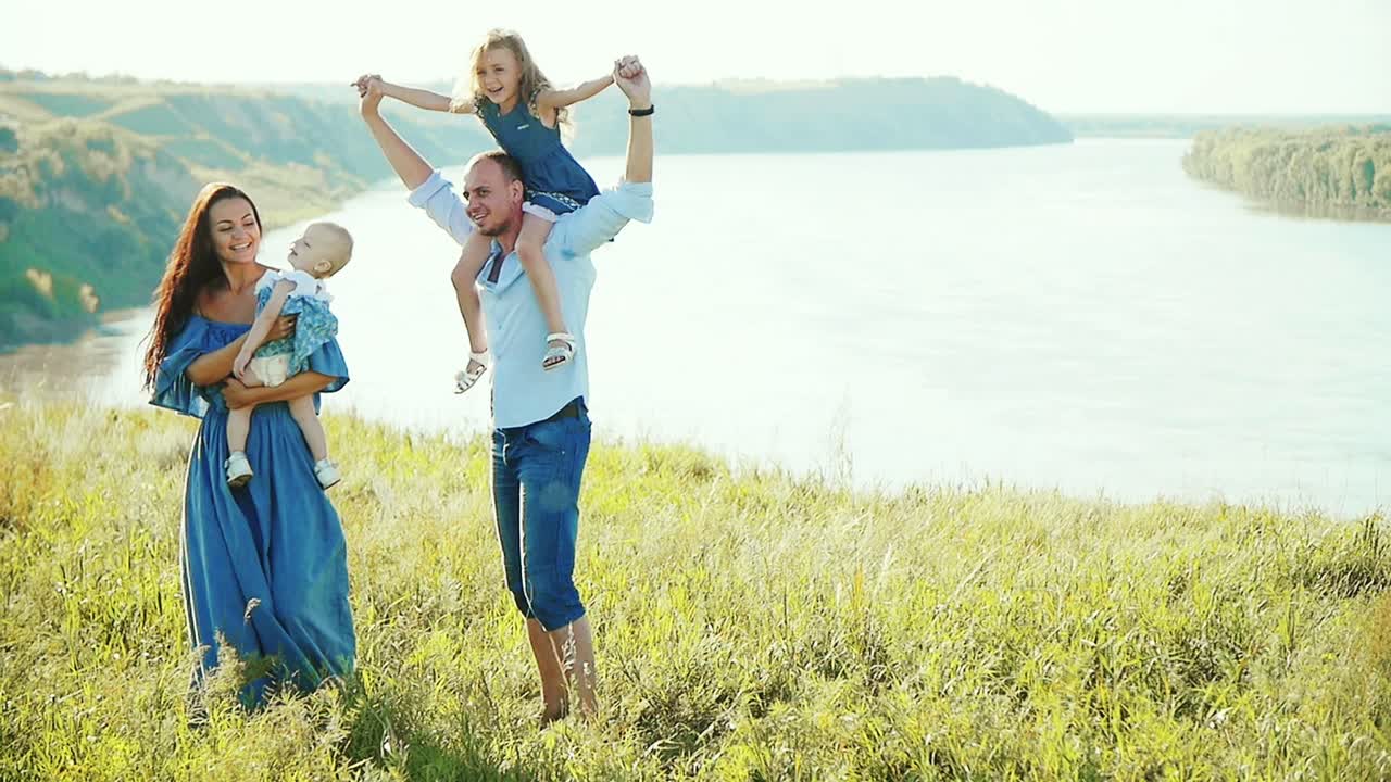 해변에서 하루를 즐기는 행복한 가족