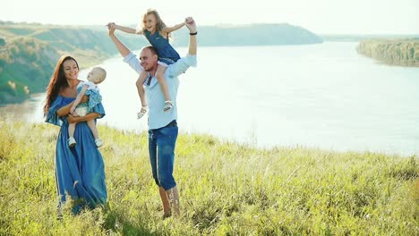 familia feliz disfrutando de un día en la playa