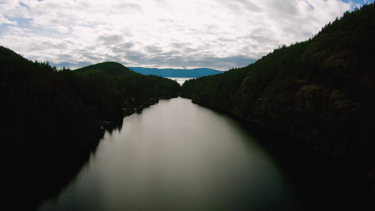 místico lago verde sombrío entre las montañas costa bc lago sakinaw aérea
