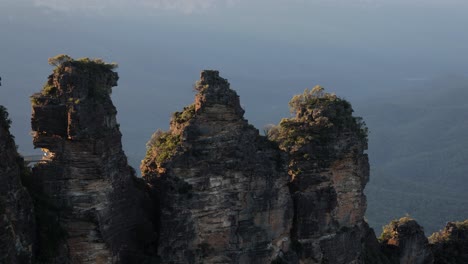 View-of-the-3-sisters,-Blue-Mountains-from-Echo-Point-at-sunrise,-New-South-Wales,-Australia