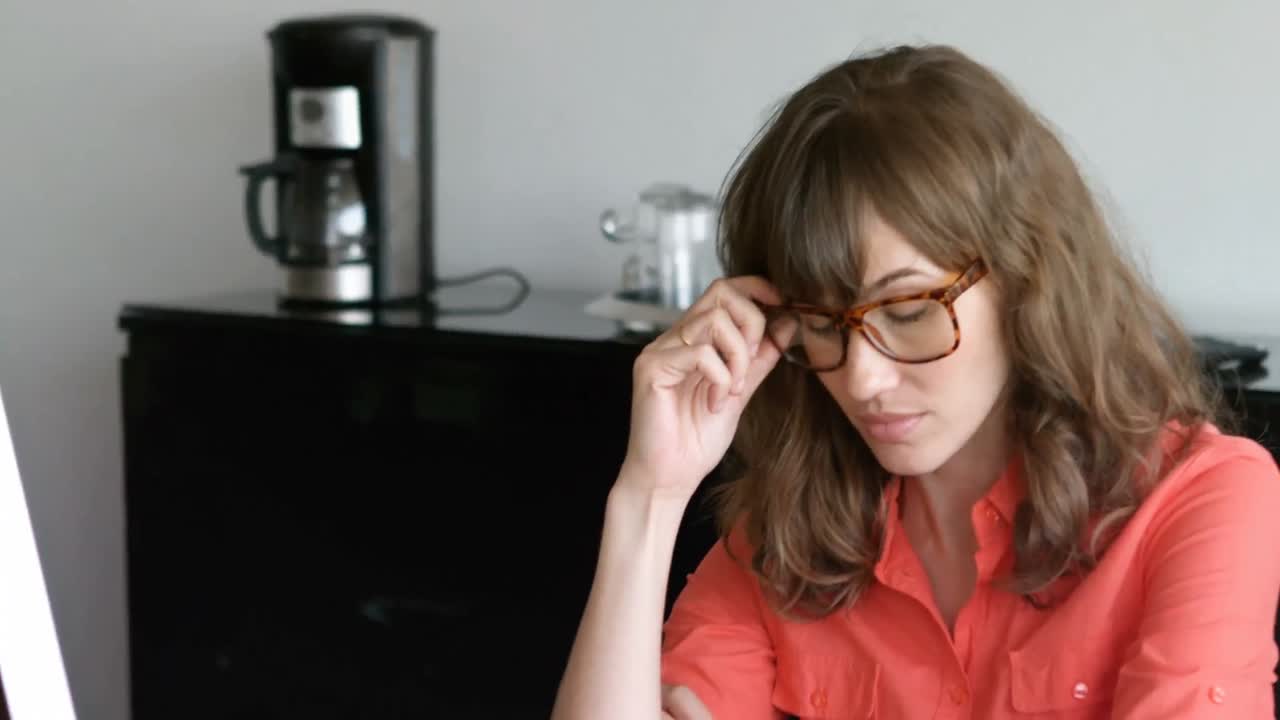 diseñador gráfico tenso sentado en un escritorio