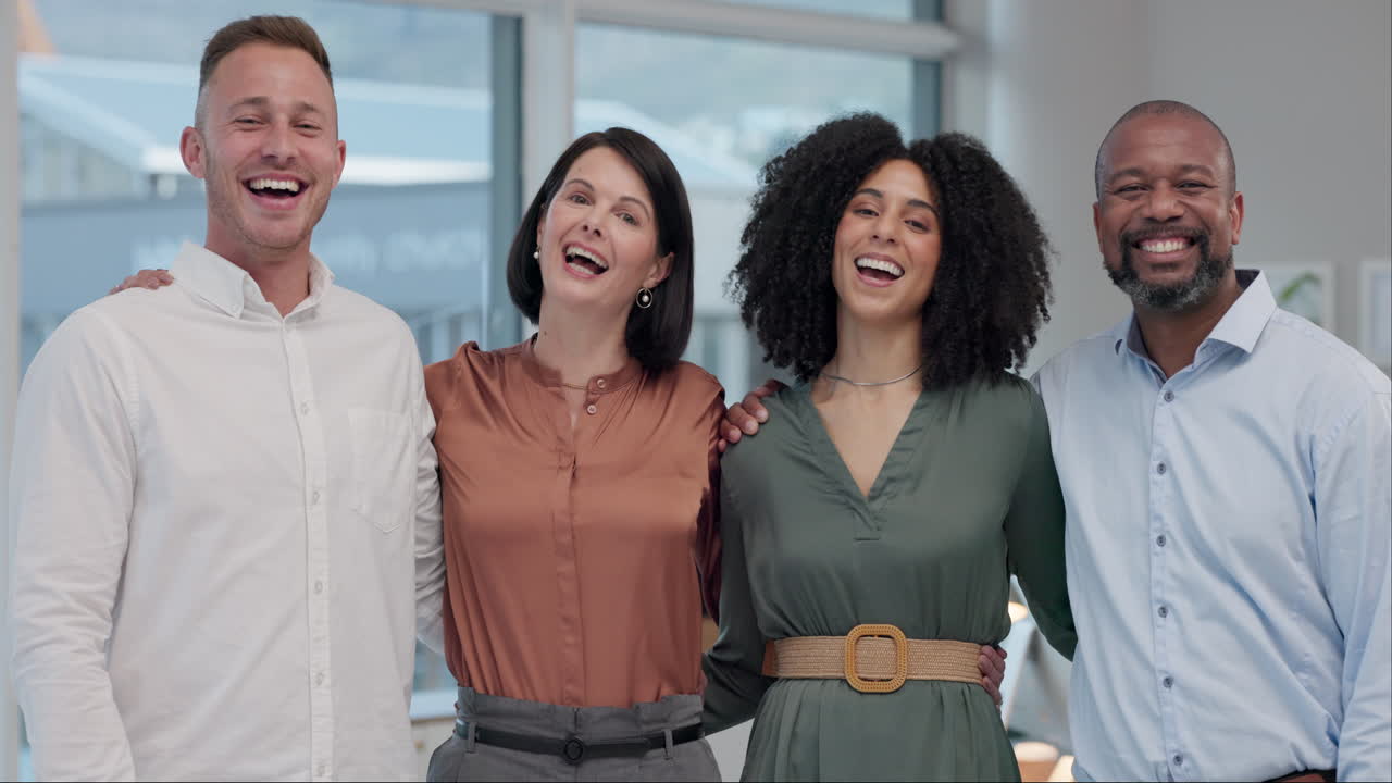 sorriso, rosto e equipe de pessoas de negócios no escritório