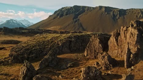 Eine-Atemberaubende-4K-Drohnenaufnahme-Der-Dramatischen-Isländischen-Landschaft,-Verbessert-Mit-Filmischen-Effekten,-Um-Die-Majestätischen-Bergfelsen-Hervorzuheben